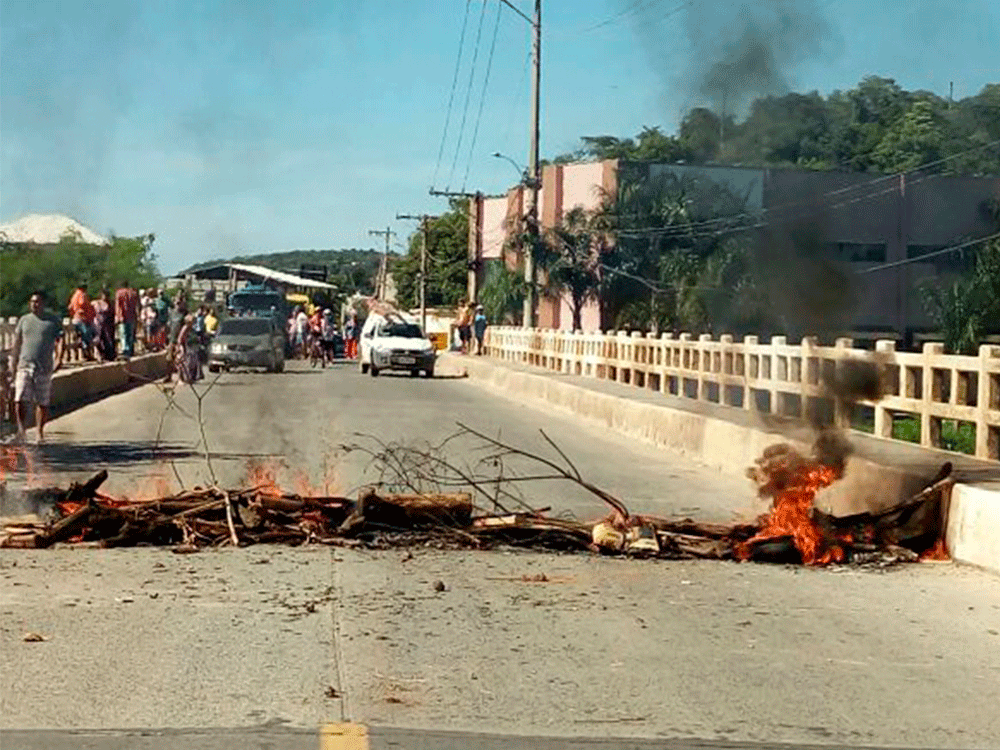 Moradores de Piúma protestam e pedem limpeza da praia Moradores de Piúma protestam e pedem limpeza da praia