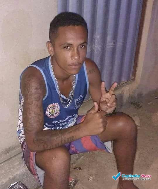 Adolescente é morto a tiros enquanto conversava com amigos Cariacica Adolescente é morto a tiros enquanto conversava com amigos Cariacica