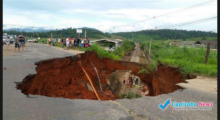 Cratera na ES-482 segue aberta após 30 dias e DER anuncia viaduto Cratera na ES-482 segue aberta após 30 dias e DER anuncia viaduto