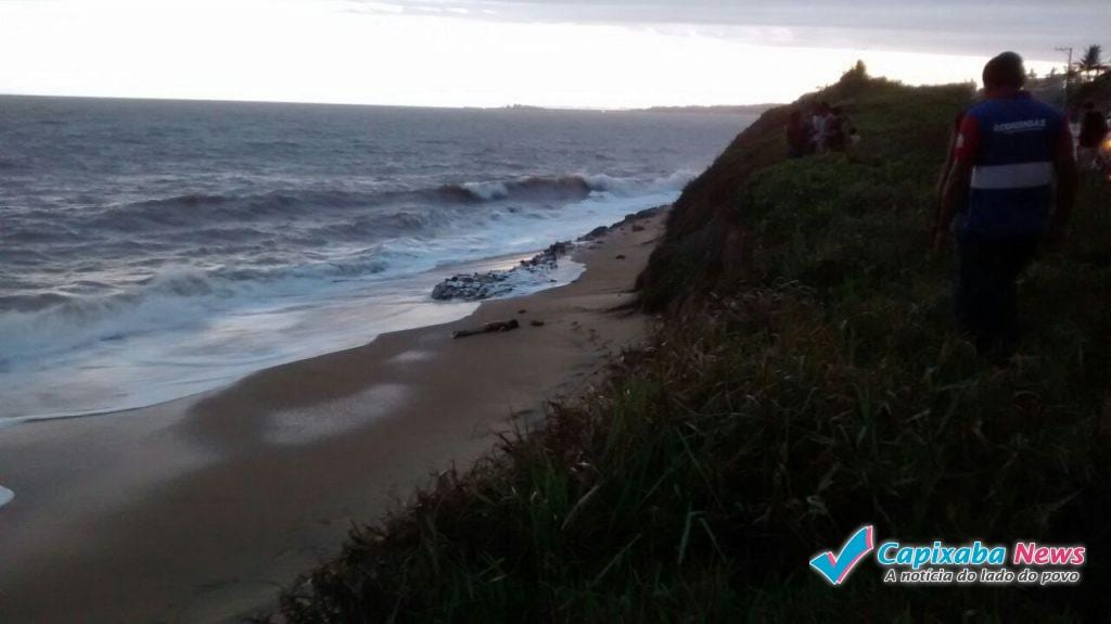 Corpo de assaltante aparece em praia de Guarapari Corpo de assaltante aparece em praia de Guarapari