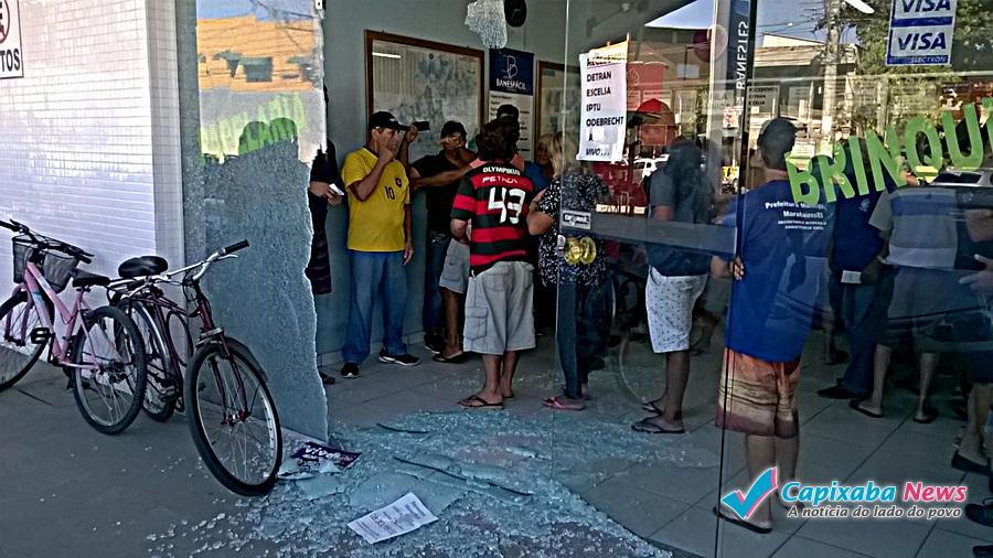 Tentativa de assalto termina em troca de tiros em agência do Banesfácil em Marataízes. Tentativa de assalto termina em troca de tiros em agência do Banesfácil em Marataízes.