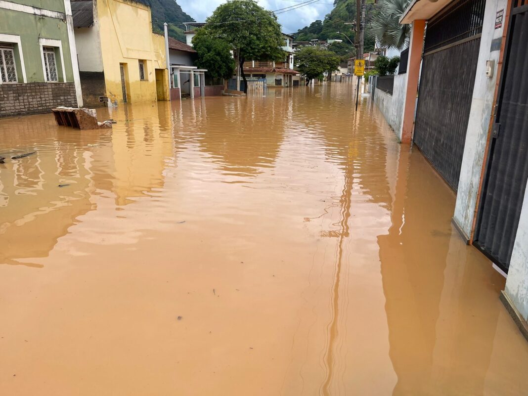Paróquia de Mimoso promove ação solidária em prol das famílias atingidas pelas chuvas Paróquia de Mimoso promove ação solidária em prol das famílias atingidas pelas chuvas