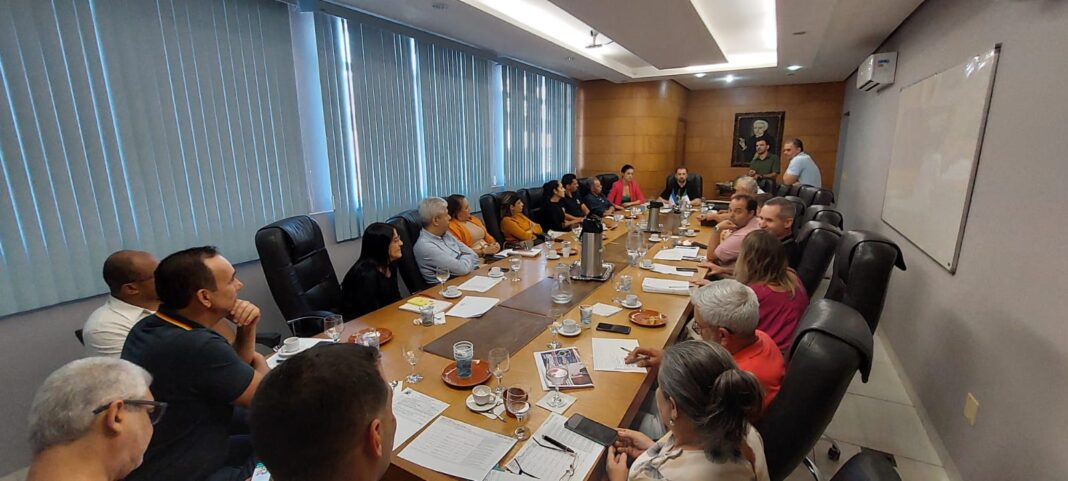 Anchieta: prefeito Petri reúne equipe para discutir sobre ações da gestão Anchieta: prefeito Petri reúne equipe para discutir sobre ações da gestão