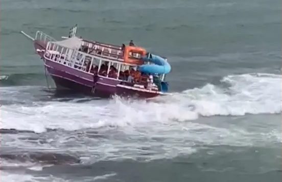 Guarapari: 41 passageiros de escuna são resgatados pela Capitania dos Portos Guarapari: 41 passageiros de escuna são resgatados pela Capitania dos Portos