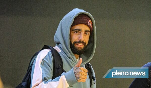 Após cobrança de Piovani, Pedro Scooby sobre a “PEC das praias”