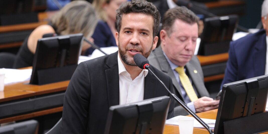 Conselho de Ética da Câmara absolve André Janones. Conselho de Ética da Câmara arquiva processo contra André Janones