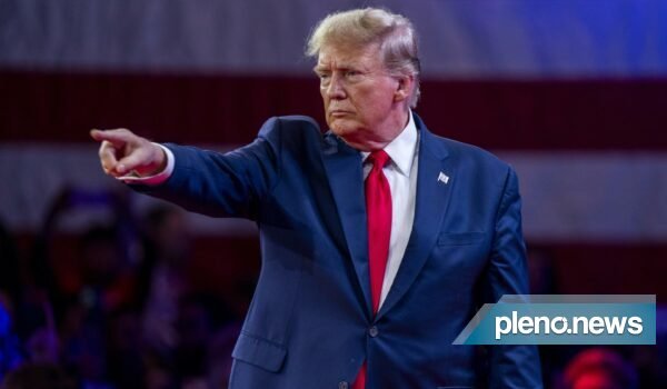 Donald Trump adere ao TikTok e posta vídeo no UFC, surpreendendo fãs Donald Trump cria conta no TikTok e exibe vídeo no UFC