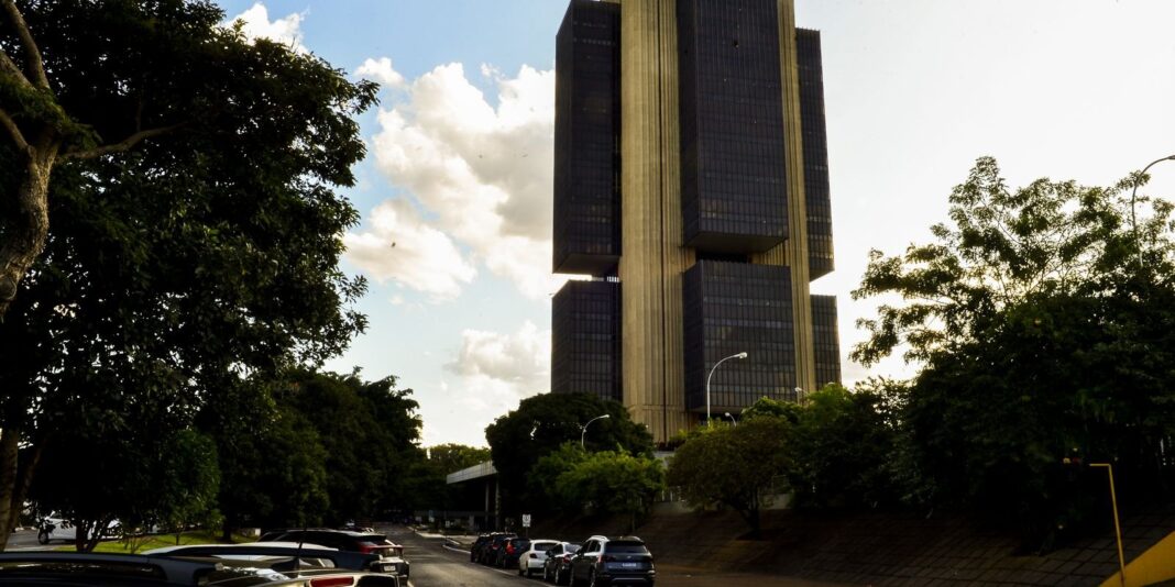 Relator entrega parecer da PEC da autonomia orçamentária ao BC Relator entrega parecer da PEC que dá autonomia orçamentária ao BC
