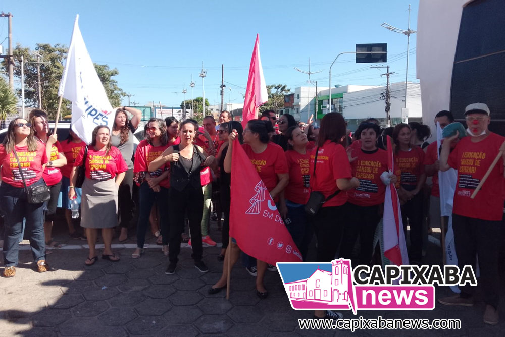 Profissionais da educação de Anchieta realizam manifestação e cobram respostas Profissionais da educação de Anchieta realizam manifestação e cobram respostas