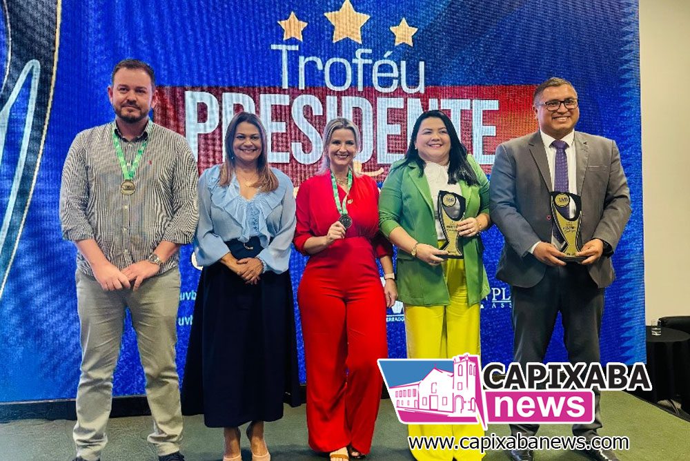 Presidente da Câmara de Anchieta, Renan Delfino, recebe Troféu Presidente Destaque Nacional pela UVB Presidente da Câmara de Anchieta, Renan Delfino, recebe Troféu Presidente Destaque Nacional pela UVB