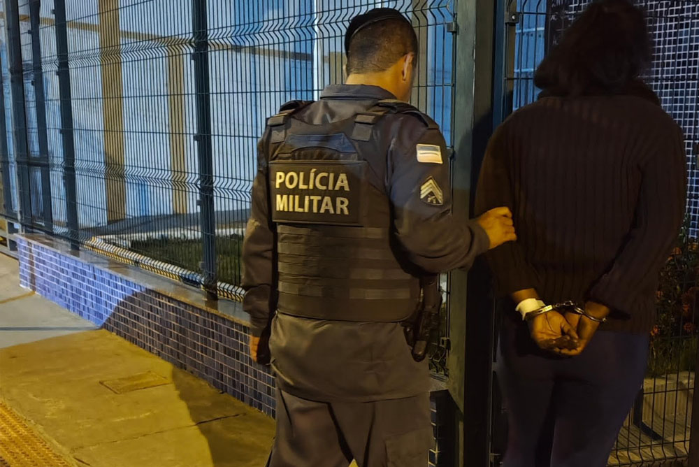 Mulher é presa após atear fogo no ex-companheiro e no filho dele de 8 anos em Itapemirim Mulher é presa após atear fogo no ex-companheiro e no filho dele de 8 anos em Itapemirim