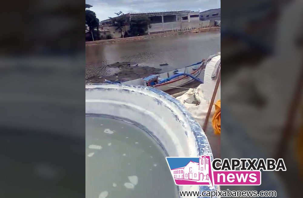 Vídeo: Toneladas de calcário são flagradas para despejo na Lagoa do Meio em Marataízes; MP-ES apura denúncia Vídeo: Toneladas de calcário são flagradas para despejo na Lagoa do Meio em Marataízes; MP-ES apura denúncia