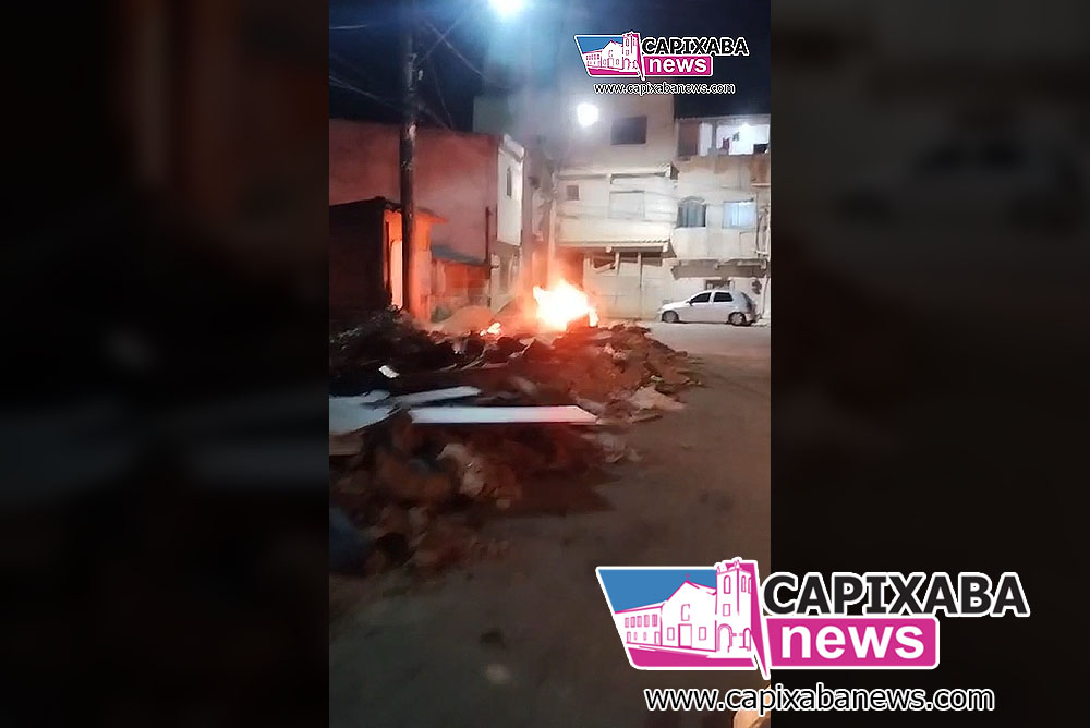 Vídeo: Moradores de Marataízes queimam lixo e entulhos acumulados em protesto contra falhas na coleta Vídeo: Moradores de Marataízes queimam lixo e entulhos acumulados em protesto contra falhas na coleta