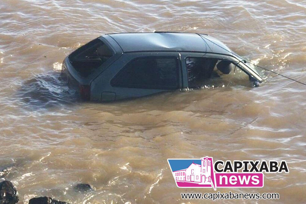 Vídeo: Carro amanhece boiando no mar em Marataízes e intriga moradores de Pontal da Barra Vídeo: Carro amanhece boiando no mar em Marataízes e intriga moradores de Pontal da Barra