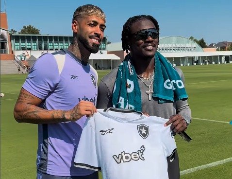 AJ Brown recebe elenco do Botafogo em CT dos Eagles durante preparação para Mundial Elenco do Botafogo é recebido em CT por AJ Brown, astro da NFL