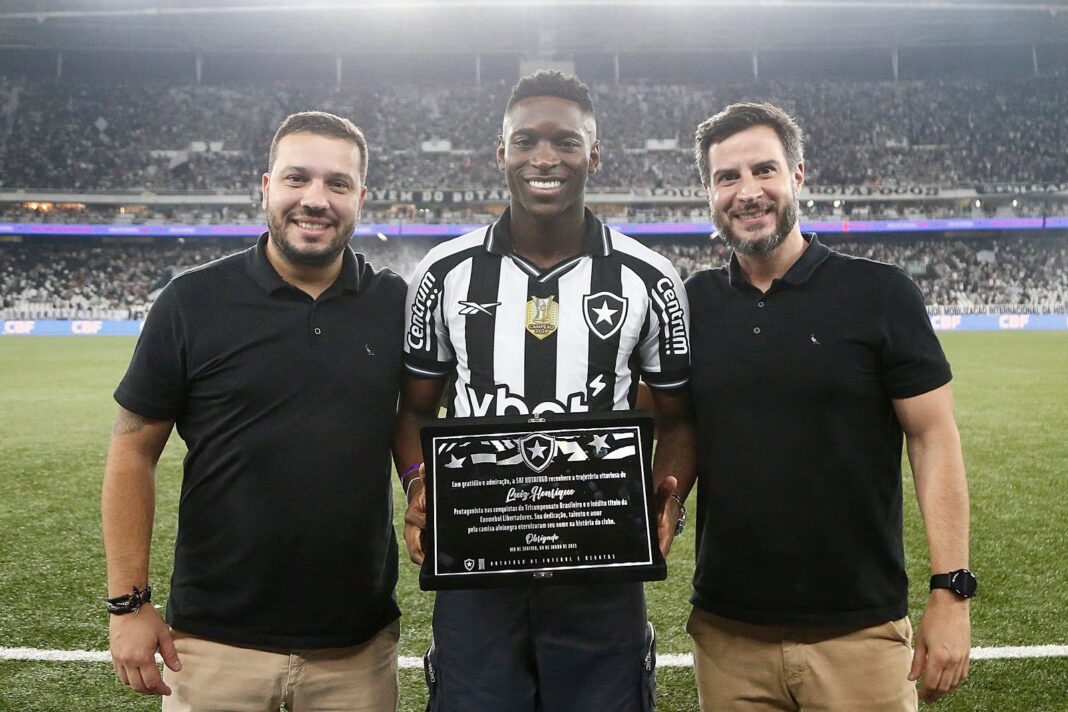 Botafogo homenageia Luiz Henrique, Rei da América 2024, em vitória contra o Ceará Botafogo homenageia Luiz Henrique, eleito Rei da América em 2024