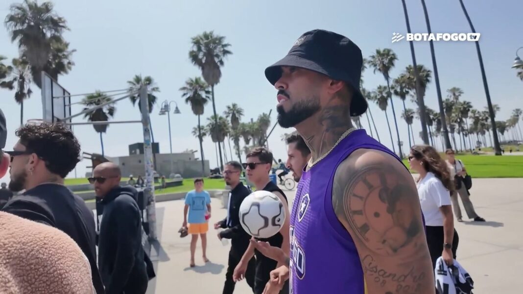 Botafogo realiza visita ao Venice Beach Football Club antes da Copa do Mundo de Clubes Botafogo visita Venice Beach em ação antes da Copa do Mundo de Clubes