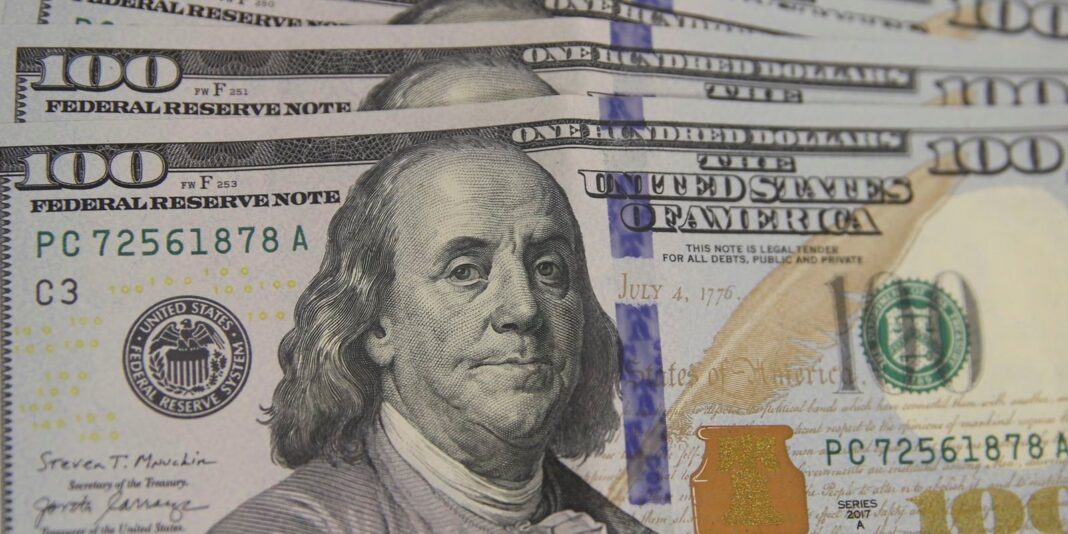 Dólar cai para R$ 5,49 com derrubada de alta do IOF e inflação menor