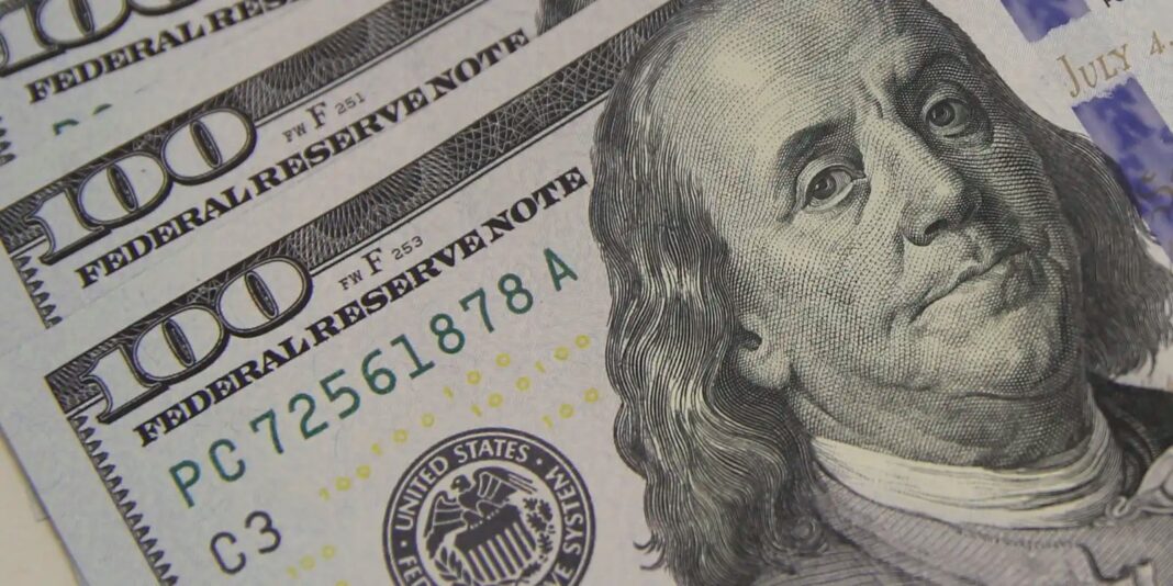 Dólar encerra o dia a R$ 5,56 com expectativa de pacote fiscal Dólar cai para R$ 5,56 à espera de pacote fiscal