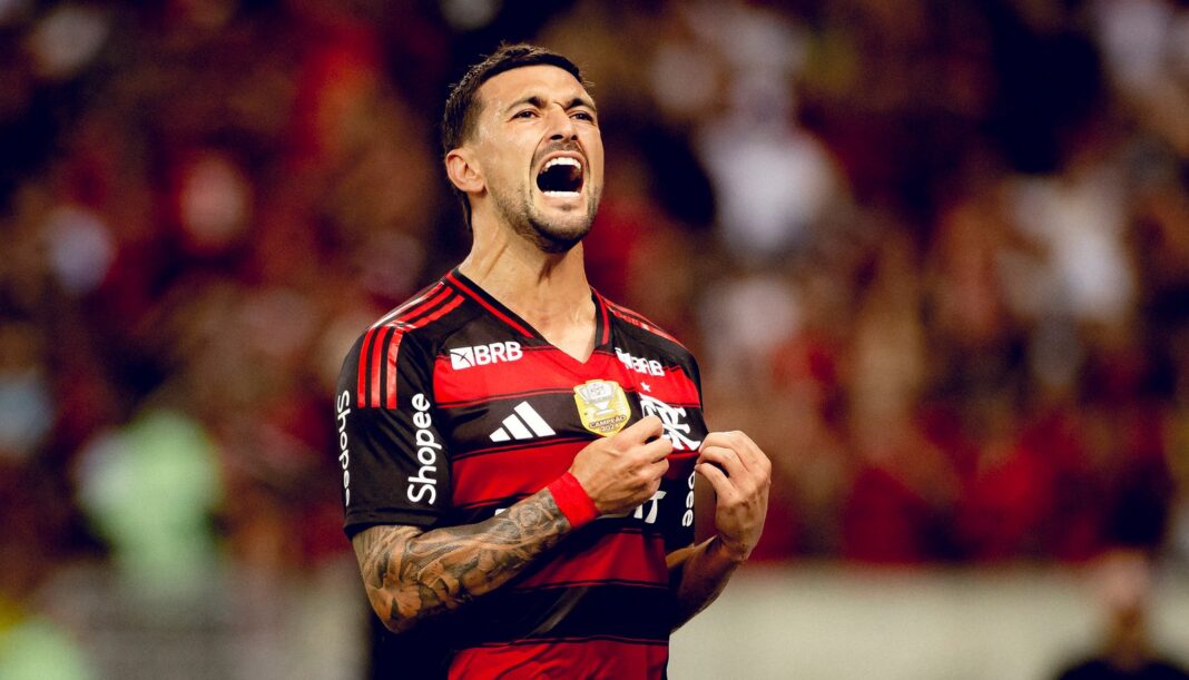 Flamengo atinge a liderança do Brasileiro após vencer Fortaleza por 5 a 0 no Maracanã Flamengo goleia Fortaleza e seca o Palmeiras para ser líder do Brasileiro