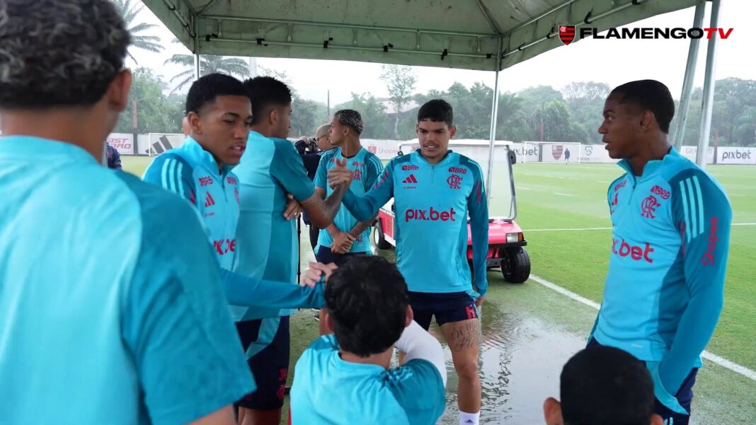 Sob chuva, Flamengo faz penúltimo treino no Brasil