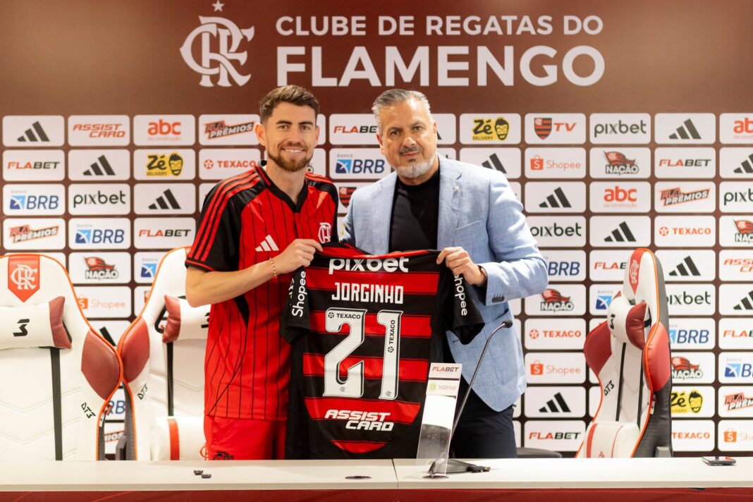Jorginho é apresentado no Flamengo e se adapta a diferentes posições no campo Jorginho chega ao Flamengo sem escolher posição