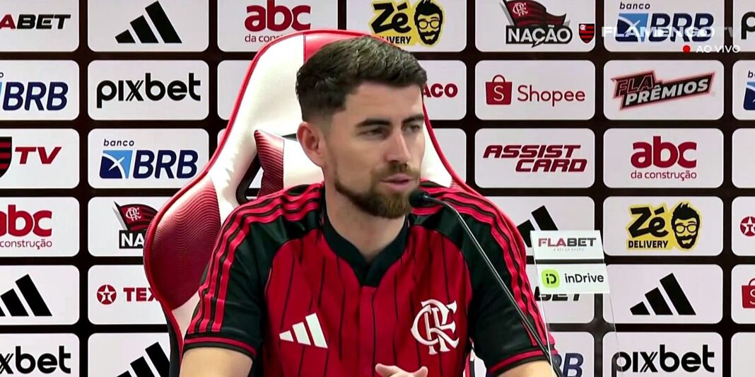 Jorginho, novo reforço do Flamengo, comenta sua decisão de retornar ao futebol brasileiro Apresentado pelo Flamengo, Jorginho explica decisão de jogar no Brasil