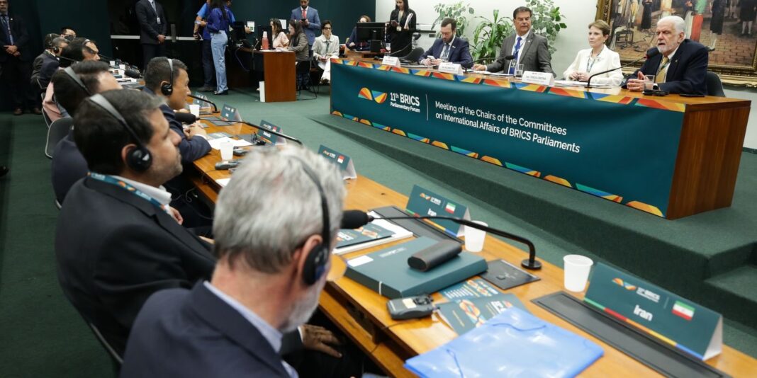 Parlamentares do Brics criticam tarifas unilaterais dos EUA no Fórum Parlamentares do Brics criticam guerra tarifária promovida pelos EUA