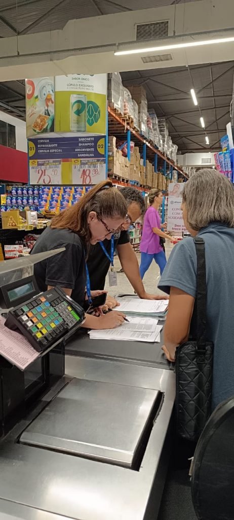 Procon de Cachoeiro fiscaliza supermercados para garantir cumprimento de nova lei Fiscalização do Procon realiza ação em supermercados atacarejos de Cachoeiro - Prefeitura de Cachoeiro de Itapemirim