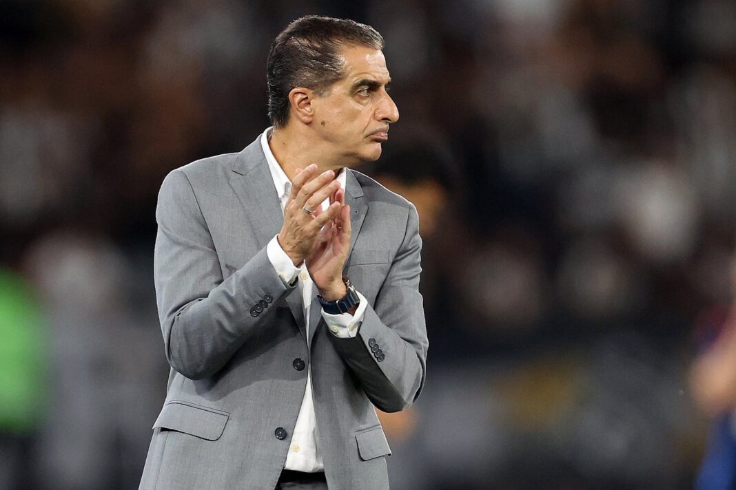 Renato Paiva fala sobre a suspensão de Gregore e garante alternativas para o Botafogo Renato Paiva minimiza ausência de Gregore contra o Palmeiras
