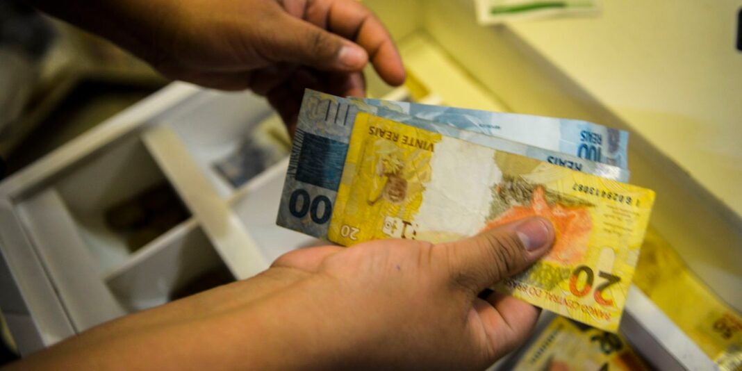Rendimento médio dos brasileiros atinge R$ 3.270 no último trimestre Rendimento médio dos brasileiros chega a R$ 3.270
