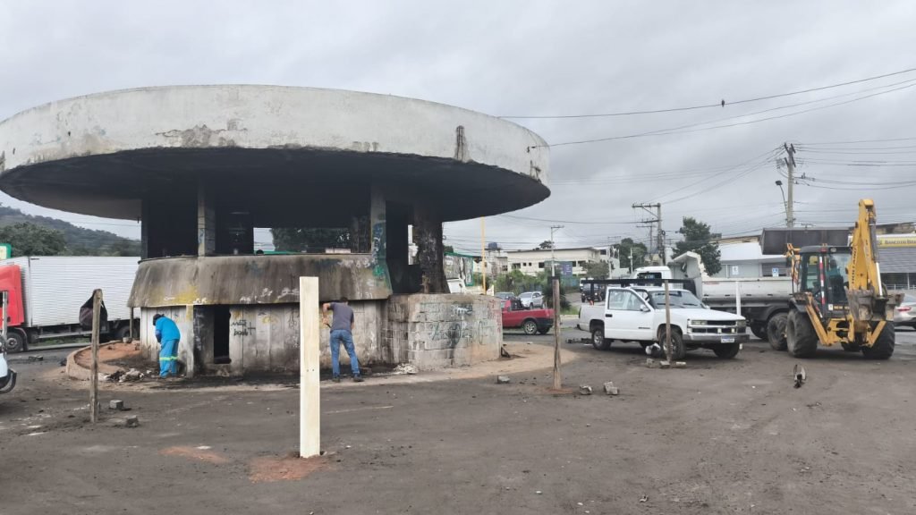 Revitalização do antigo posto policial em Cachoeiro visa melhorar a segurança pública Prefeitura de Cachoeiro inicia reforma do posto policial no trevo do BNH - Prefeitura de Cachoeiro de Itapemirim