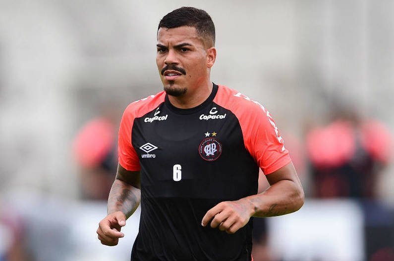 Thiago Carleto, ex-Santos e São Paulo, é preso por dívida de pensão alimentícia em SC Thiago Carleto, ex-Santos e São Paulo, é preso por dívida em pensão alimentícia