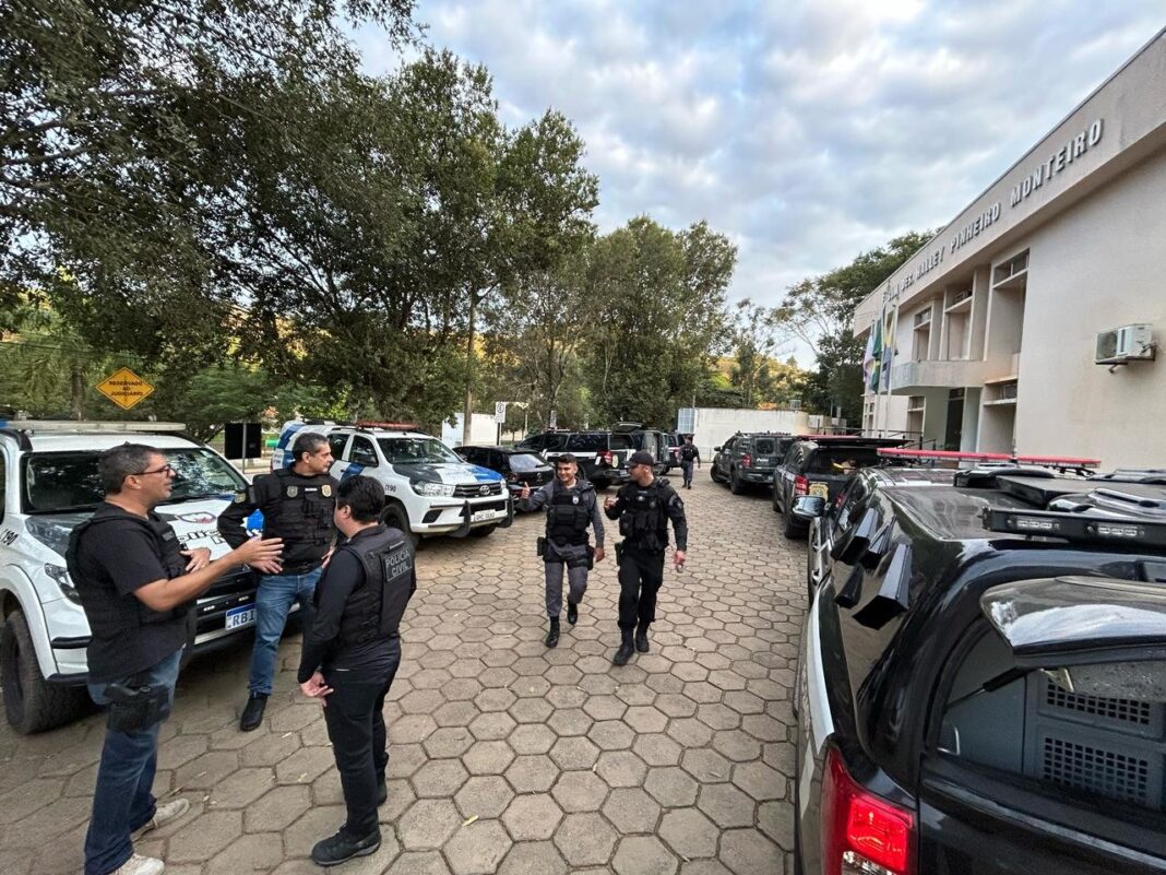 <p><strong>Polícia Civil do ES prende 18 suspeitos de tráfico em operação em Rio Bananal</strong></p> <p><strong>Polícia Civil do ES prende 18 suspeitos de tráfico em operação em Rio Bananal</strong></p>