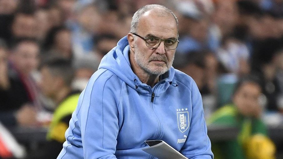 Bielsa influencia decisões de mercado do Vasco em busca de novos reforços para o elenco. Bielsa influencia decisões de mercado do Vasco em busca de novos reforços para o elenco.