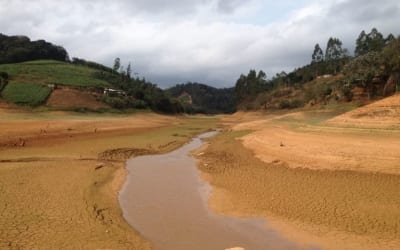 Redução brusca do nível do Rio Santa Maria deixa bairros de Vitória e Serra sem água Redução brusca do nível do Rio Santa Maria deixa bairros de Vitória e Serra sem água