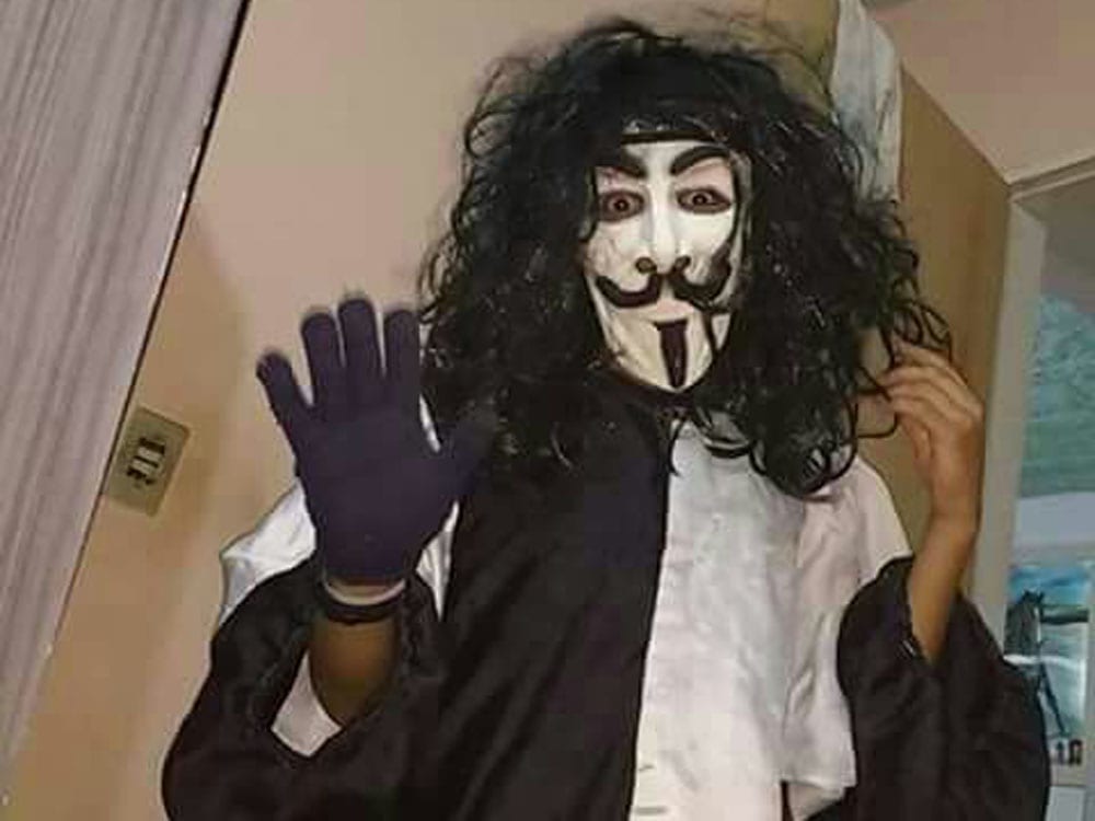 Não terminou muito bem a brincadeira de um adolescente de 13 anos que saiu às ruas de Castelo fantasiado com máscara, peruca e roupa de palhaço. O menino acabou parando na delegacia, onde tirou foto e postou nas redes sociais pedindo desculpas. O fato teria ocorrido na quarta-feira, quando várias pessoas relataram ter visto uma pessoa fantasiada de palhaço e com um pedaço de pau assustando moradores. Um adolescente chegou a cair durante correria e se machucou. Em pouco tempo o assunto tomou conta das redes sociais. “Tem um palhaço na rua vestido de preto com um taco correndo atrás dos outros. Saindo da missa, uma menina veio para o meu lado quase morrendo de tanto tremer, nem conseguia falar direito”, comentou uma moradora. Também nas redes sociais, familiares do garoto saíram em defesa do menor. Uma tia disse que o menino saiu de casa com a fantasia na bolsa e não avisou seus familiares. “Ele é só uma criança e tenho certeza que sua intenção não era assustar e muito menos machucar as pessoas”, destacou. Segundo a Polícia Civil, o jovem explicou que não teve a intenção de fazer mal a ninguém. Ao aparecer na praça, algumas adolescentes se assustaram e começaram a correr atrás dele. Uma delas, que estava de salto alto, acabou tropeçando e caindo. Após ser ouvido, o adolescente foi liberado. Não terminou muito bem a brincadeira de um adolescente de 13 anos que saiu às ruas de Castelo fantasiado com máscara, peruca e roupa de palhaço. O menino acabou parando na delegacia, onde tirou foto e postou nas redes sociais pedindo desculpas. O fato teria ocorrido na quarta-feira, quando várias pessoas relataram ter visto uma pessoa fantasiada de palhaço e com um pedaço de pau assustando moradores. Um adolescente chegou a cair durante correria e se machucou. Em pouco tempo o assunto tomou conta das redes sociais. “Tem um palhaço na rua vestido de preto com um taco correndo atrás dos outros. Saindo da missa, uma menina veio para o meu lado quase morrendo de tanto tremer, nem conseguia falar direito”, comentou uma moradora. Também nas redes sociais, familiares do garoto saíram em defesa do menor. Uma tia disse que o menino saiu de casa com a fantasia na bolsa e não avisou seus familiares. “Ele é só uma criança e tenho certeza que sua intenção não era assustar e muito menos machucar as pessoas”, destacou. Segundo a Polícia Civil, o jovem explicou que não teve a intenção de fazer mal a ninguém. Ao aparecer na praça, algumas adolescentes se assustaram e começaram a correr atrás dele. Uma delas, que estava de salto alto, acabou tropeçando e caindo. Após ser ouvido, o adolescente foi liberado.