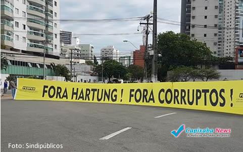 280417_protesto_faixa_ph_sindipublicos