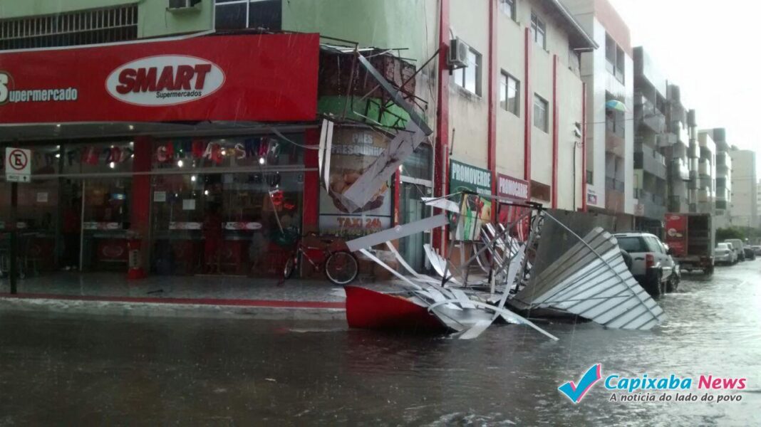 Chuva de granizo, raios e trovões deixam estragos em Guarapari Chuva de granizo, raios e trovões deixam estragos em Guarapari