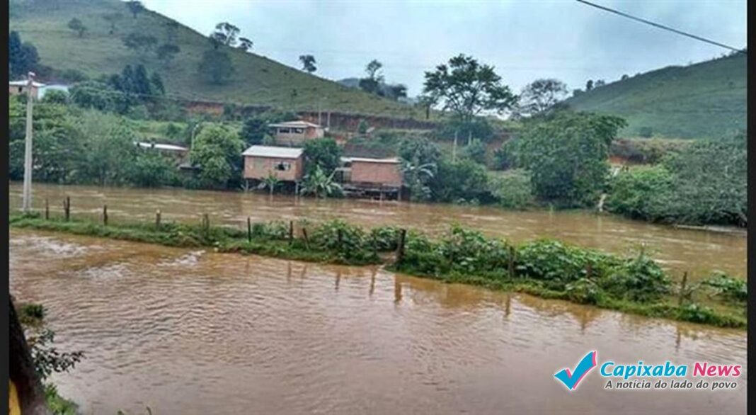 Fortes chuvas aumentam nível do rio de Divino de São Lourenço e pode alagar Guaçuí Fortes chuvas aumentam nível do rio de Divino de São Lourenço e pode alagar Guaçuí