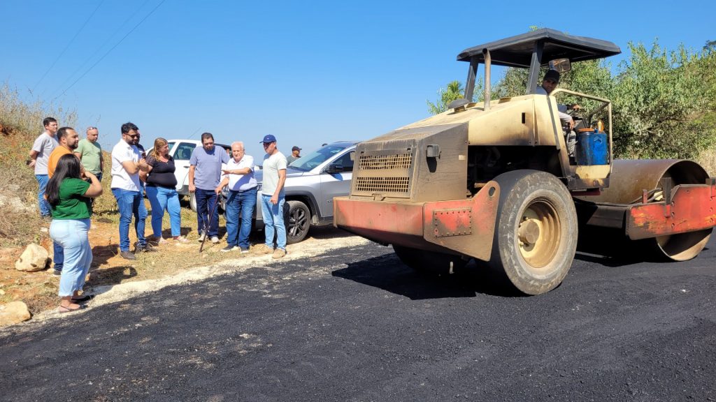 Prefeitura de Cachoeiro asfaltará estrada histórica em Alto Moledo com economia de R$ 4 milhões Com recursos próprios, Prefeitura de Cachoeiro realiza obra histórica em Alto Moledo e avança na mobilidade rural - Prefeitura de Cachoeiro de Itapemirim