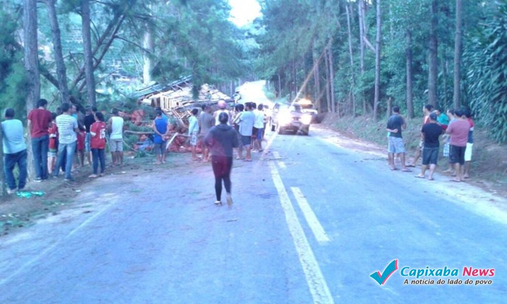 Caminhão tomba e motorista fica preso às ferragens em Vargem Alta Caminhão tomba e motorista fica preso às ferragens em Vargem Alta