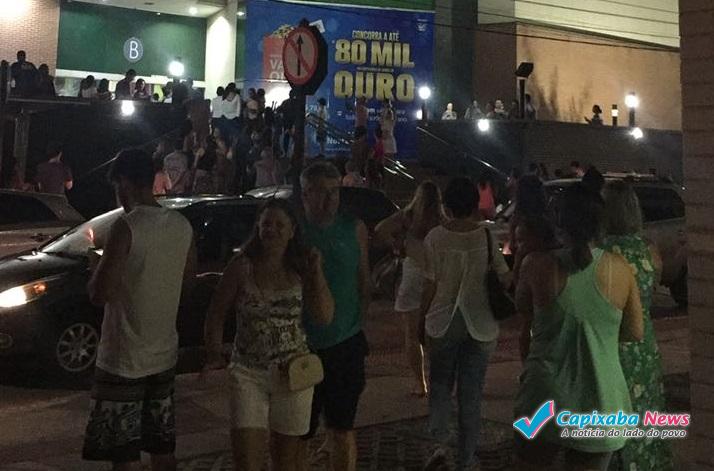 Shopping é evacuado após incêndio em praça de alimentação; veja o vídeo Shopping é evacuado após incêndio em praça de alimentação; veja o vídeo