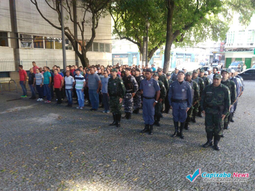Policiais militares se apresentam e já fazem segurança no Centro neste sábado. Policiais militares se apresentam e já fazem segurança no Centro neste sábado.