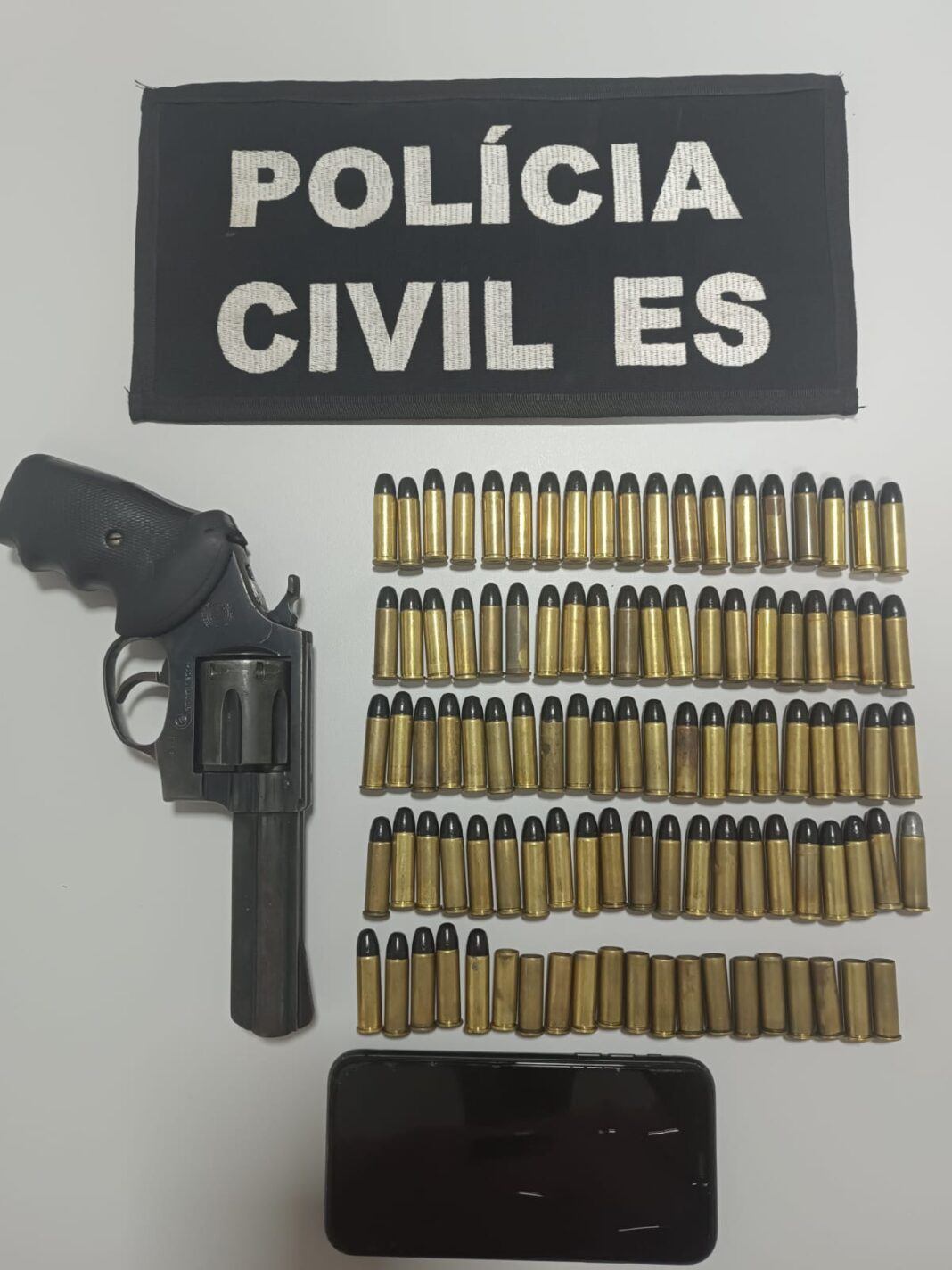 <p><strong>Homem é preso por posse ilegal de arma e munições em Vila Valério</strong></p> <p><strong>Homem é preso por posse ilegal de arma e munições em Vila Valério</strong></p>