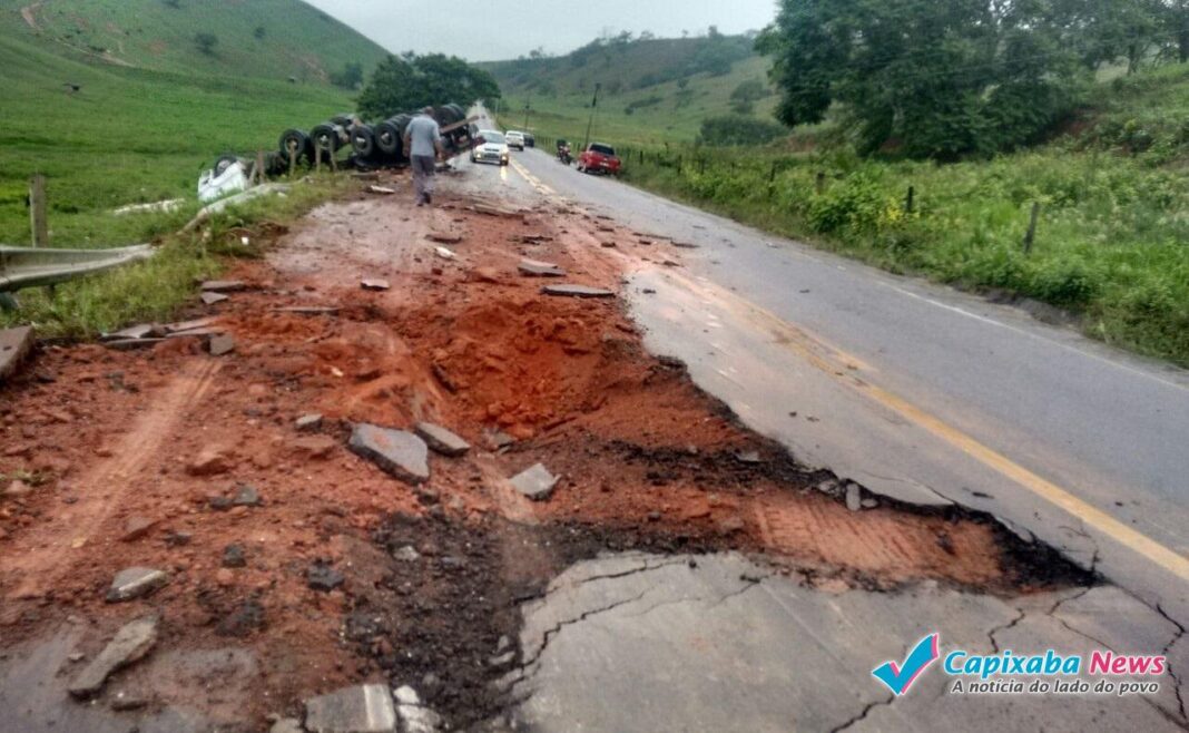 Carreta capota, motorista fica ferido e bloco de granito destrói rodovia em Cachoeiro Carreta capota, motorista fica ferido e bloco de granito destrói rodovia em Cachoeiro