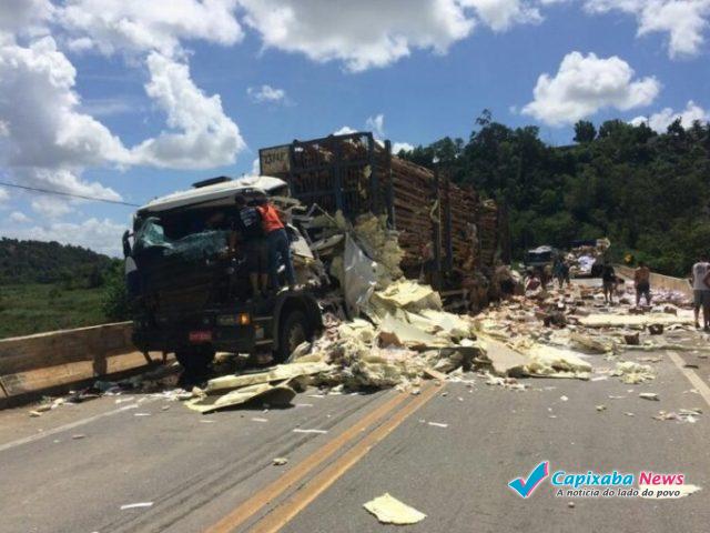 Carretas batem de frente e moradores saqueiam carga no Norte do ES Carretas batem de frente e moradores saqueiam carga no Norte do ES