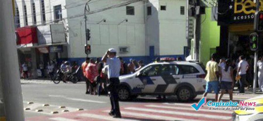 MULHER FICA FERIDA APÓS ACIDENTE NA PRAÇA JERÔNIMO MONTEIRO MULHER FICA FERIDA APÓS ACIDENTE NA PRAÇA JERÔNIMO MONTEIRO