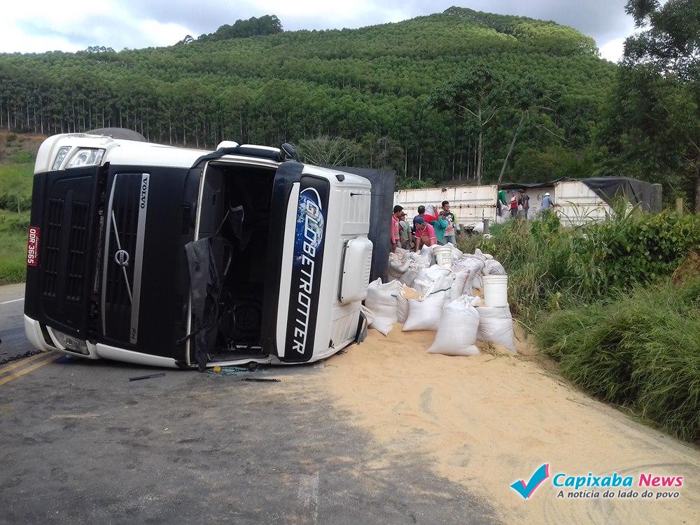 Motorista sai ileso de grave acidente com caminhão na ES-165 em Domingos Martins Motorista sai ileso de grave acidente com caminhão na ES-165 em Domingos Martins