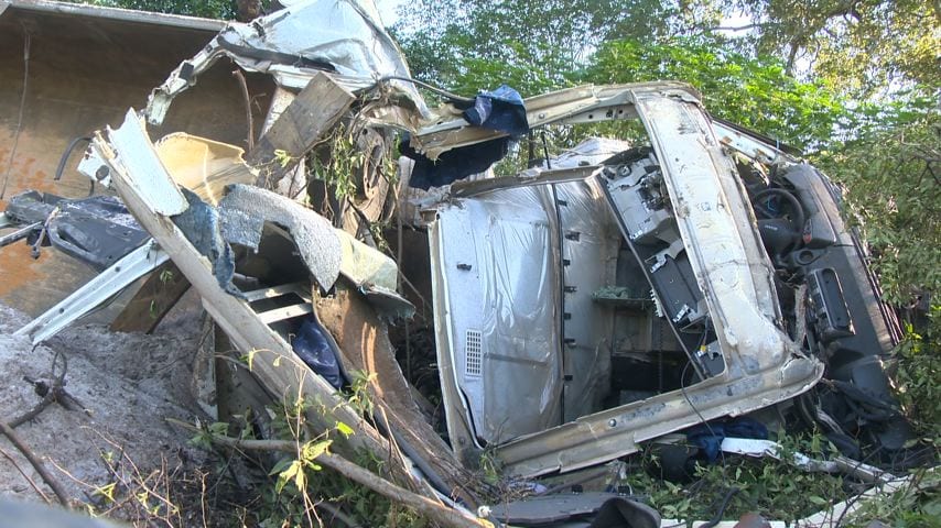 Homem morre em acidente com carreta na BR-101, em Viana Homem morre em acidente com carreta na BR-101, em Viana